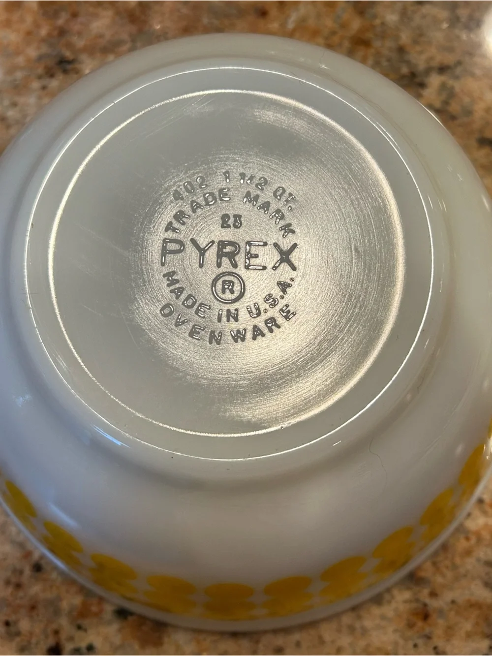 Pyrex #402 1 1/2QT “yellow dots” Series  
